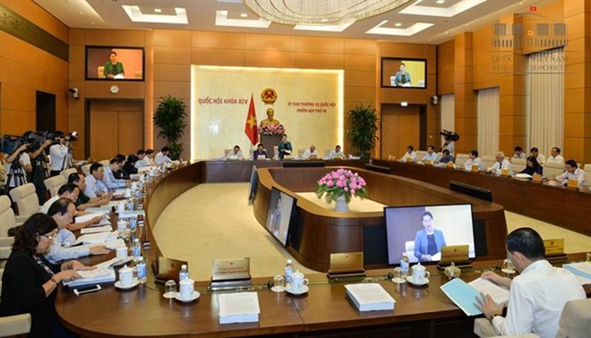 國會常務委員會昨(13)日上午繼續第14次會議議程之現場。（圖源：Quochoi.vn）