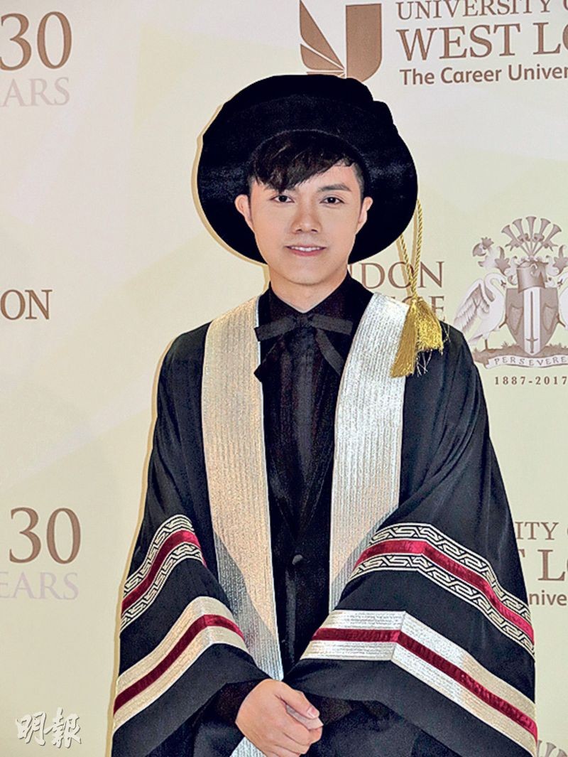 穿上畢業袍的張敬軒前晚獲頒榮譽碩士。（圖源：楊安莉）