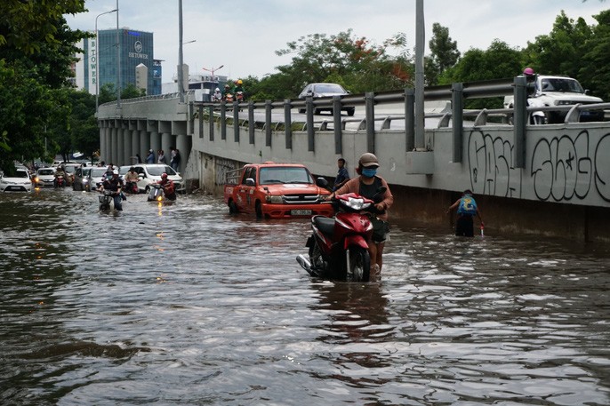 平盛郡阮友景街也出現水淹和堵車情況。（圖源：互聯網）