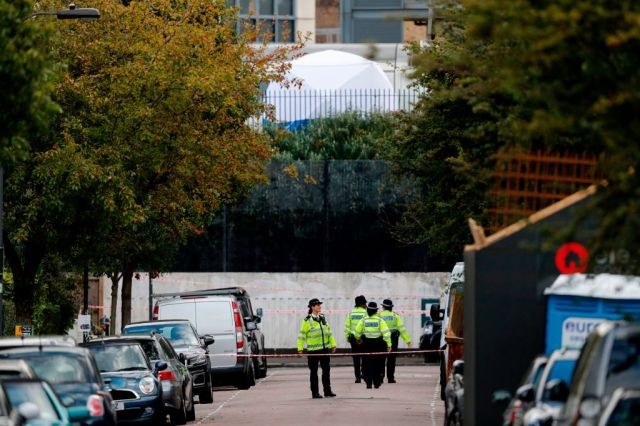 倫敦英國倫敦帕森綠地站（Parsons Green）發生爆炸後，警方隨後對地鐵站周邊實行戒嚴，恐襲案件的嫌犯年僅18歲。（圖源：AFP）