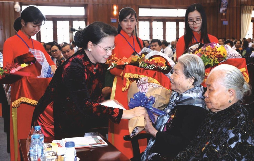 國會主席阮氏金銀向越南英雄母親贈送禮物。（圖源：越通社）