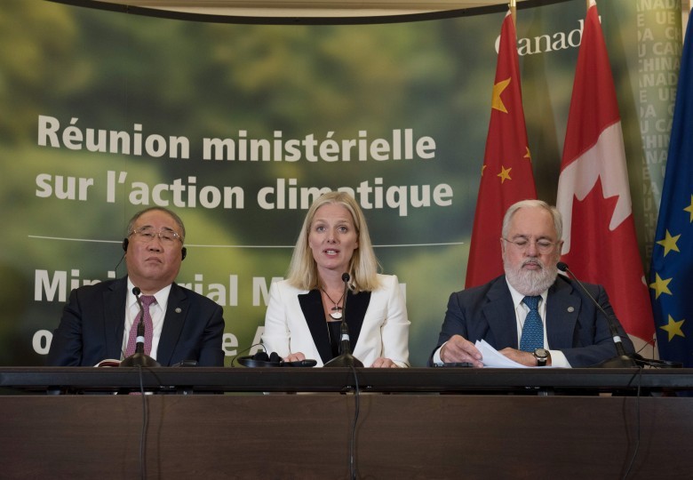 加拿大環境部長麥克納（中）會議後向傳媒講話。（圖源：AFP）