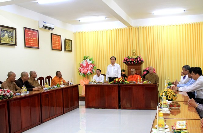 越南祖國陣線中央委員會主席陳清敏探訪芹苴市佛教理事委員會。（圖源：互聯網）