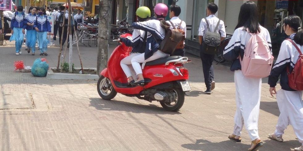許多學生放學後駕駛新款的大排量摩托車。（圖源：互聯網）