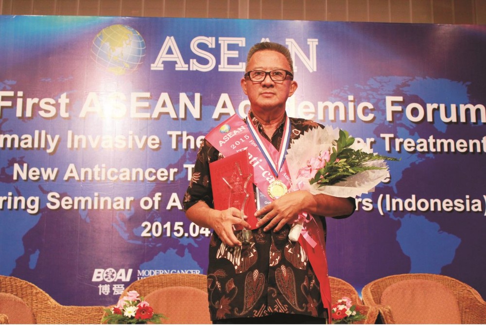 二〇一五首屆東盟學術腫瘤微創論壇上，王明忠作為我們的抗癌明星，在現場接受大會的頒獎。