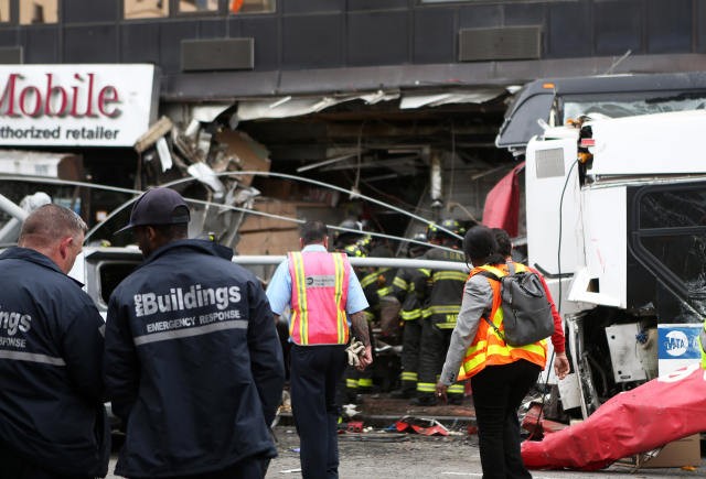 9月18日，在美國紐約市法拉盛地區，救援人員在車禍現場救援。(圖源：新華網)