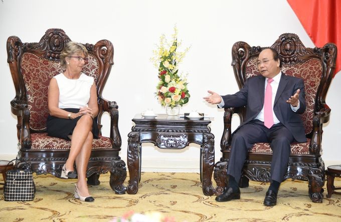 政府總理阮春福(右)接見西班牙大使瑪麗亞‧傑蘇斯‧洛佩斯帕洛普。（資料圖源：VGP）