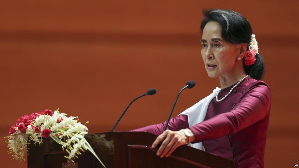 19日當天，緬甸國務資政昂山素姬首次就羅興亞人問題發表電視講話。（圖源：AP）