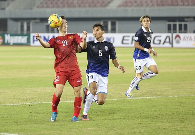 越南男足隊（紅衣）在2019 年亞洲盃預選賽擊敗柬埔寨隊。