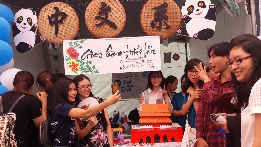 中文系大學生介紹中國文化特色。