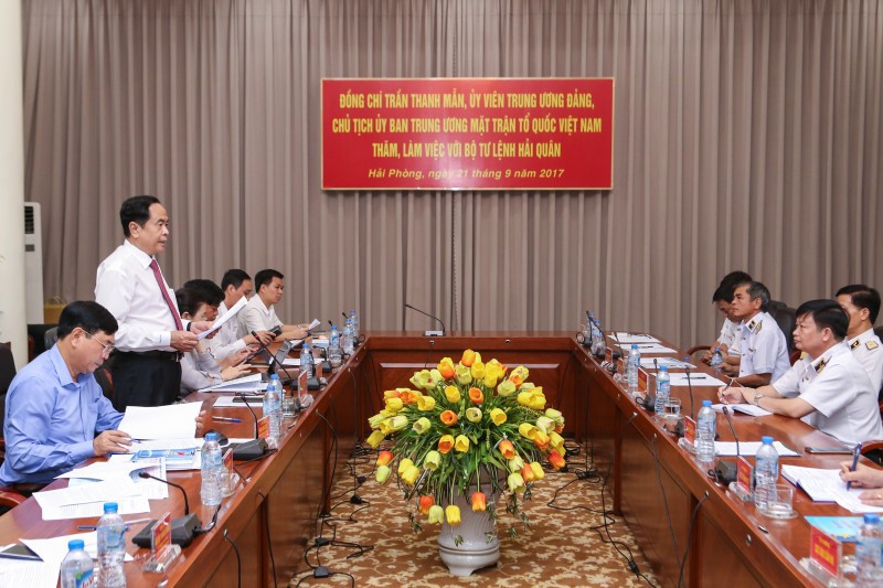 祖國陣線中央委員會主席陳清敏在會議上發表講話。（圖源：光榮）