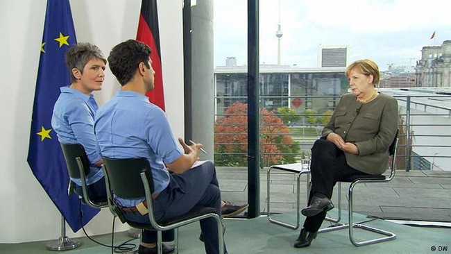 德國總理默克爾回答德媒的專訪。（圖源：DW）