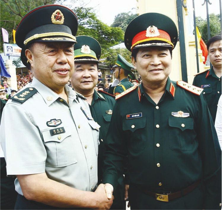 國防部長吳春歷（右）會見范長龍同志。