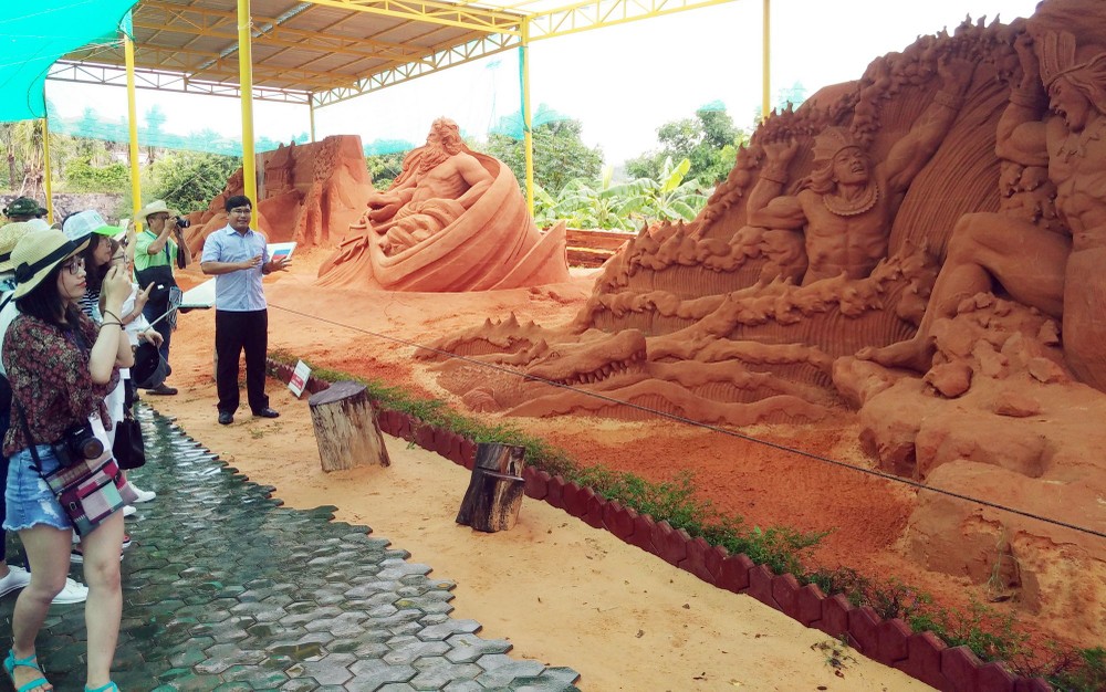沙雕塑公園吸引遊客觀賞。（圖源：仁建）