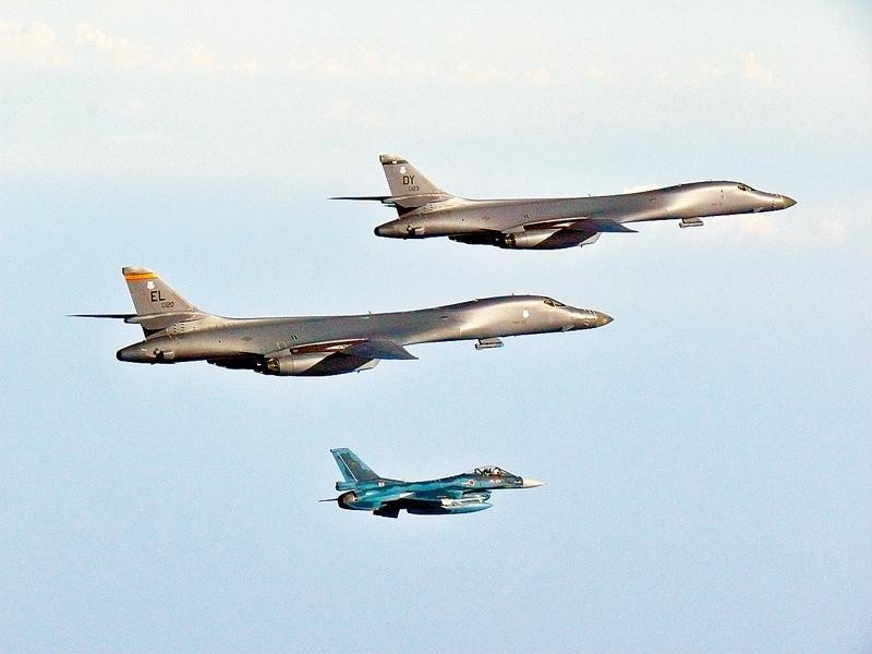 美炸機和戰鬥機飛越朝東部海域。（圖源：互聯網）