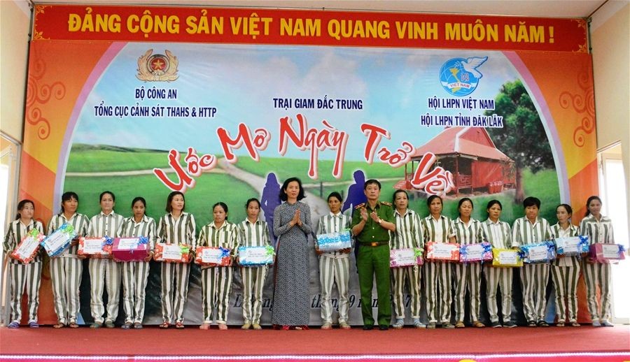 公安部與越南婦聯會在達樂省達中監獄配合舉辦的“團聚日願望”傳播計劃，表彰已良好融入社群的模範。（圖源：越南婦女新聞網）