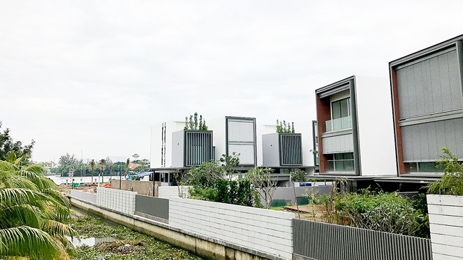 草田Sapphire項目在翁化涌違規建築工程，完全違反了西貢河保護走廊規定。