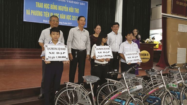 第五郡各部門代表贈送自行車給清貧學生。