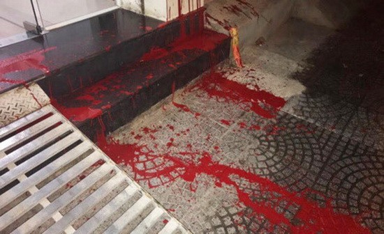第一郡某一民房遭人潑油漆動物血。（圖源：元寶）