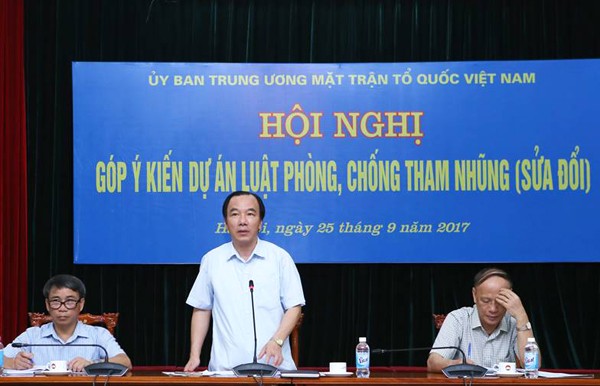 越南祖國陣線中央委員會副主席吳策實(中)在會議上發表意見。（圖源：懷秋）