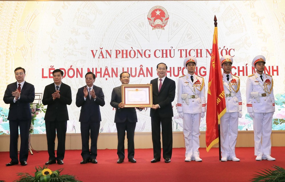 國家主席陳大光(左五)代表黨、國家領導人向國家主席辦公廳授予胡志明勳章。（圖源：越通社）