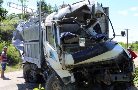 該起交通事故現場，卡車身變形、完全損毀。（圖源：互聯網）