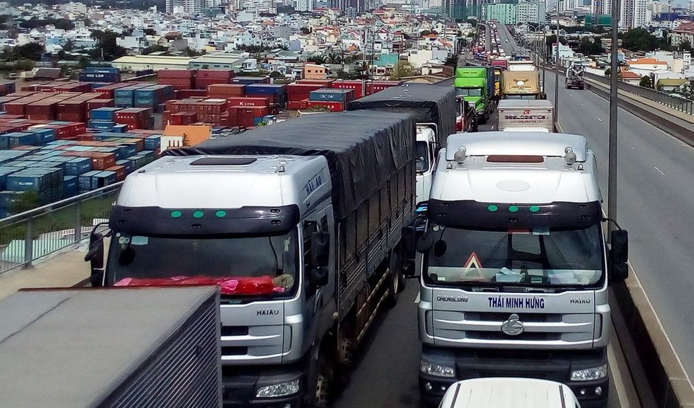 因為每天有16,000至20,000輛卡車和集裝箱卡車進出入桔萊港，經常造成堵車現象，所以市人委會向交通運輸部建議敷設抵桔萊港鐵路，以加強運輸連結的效果性。（圖源：海孝）