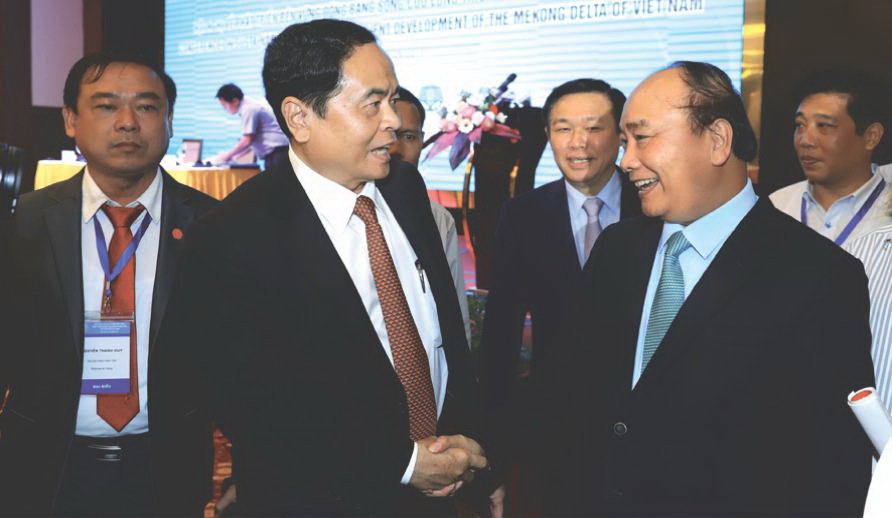 政府總理阮春福與代表交談。（圖源：互聯網）