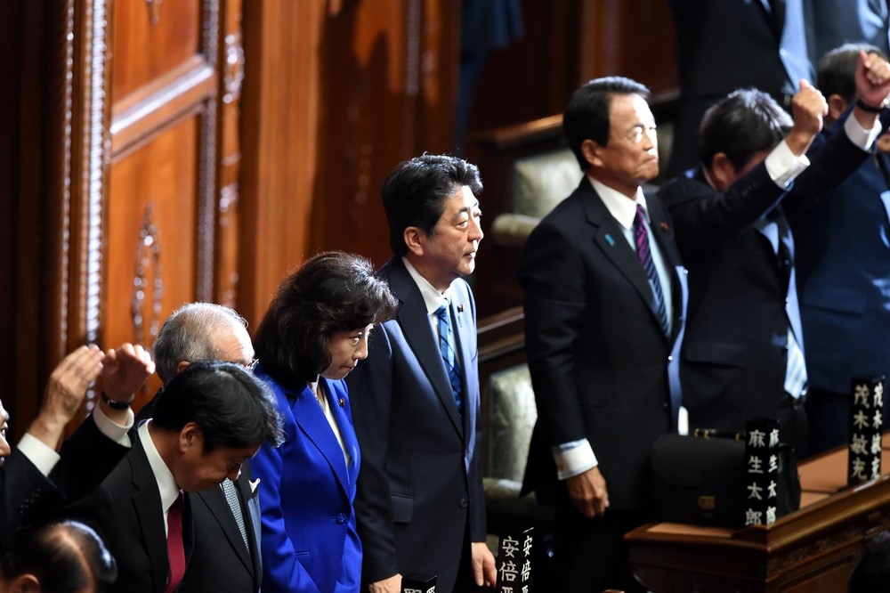 安倍晉三（左四）在東京聆聽眾議院議長宣讀解散眾議院詔書。（圖源：互聯網）