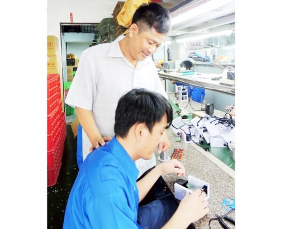 陳文信博士在殘疾青年職技培訓與就業中心為殘疾人士授藝。