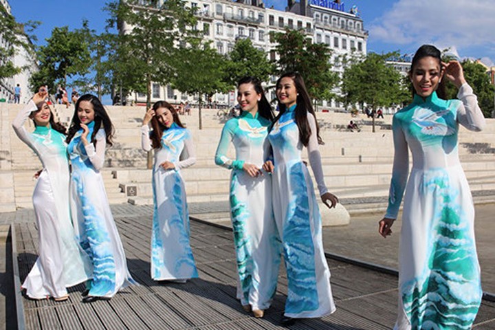 越南模特兒在歐洲街頭表演長衫。