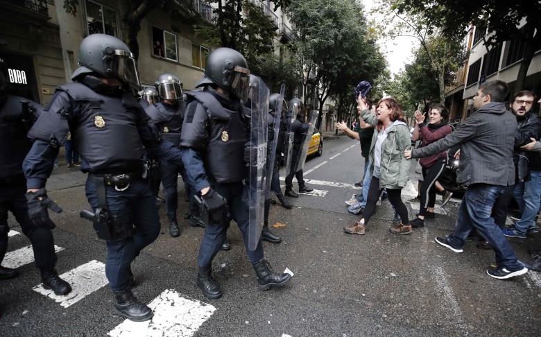 防暴警察拿起盾牌對抗民眾。（圖源：互聯網）