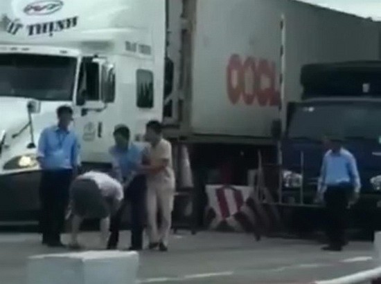 一名卡車司機遭收費站人員行兇。（圖源：視頻截圖）