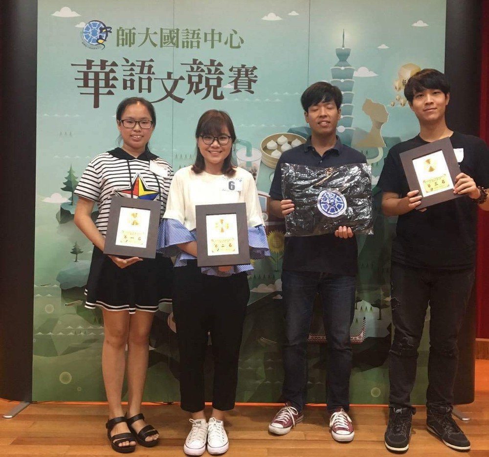華人子弟劉玉欣（左一）與其他獲獎同學合照。