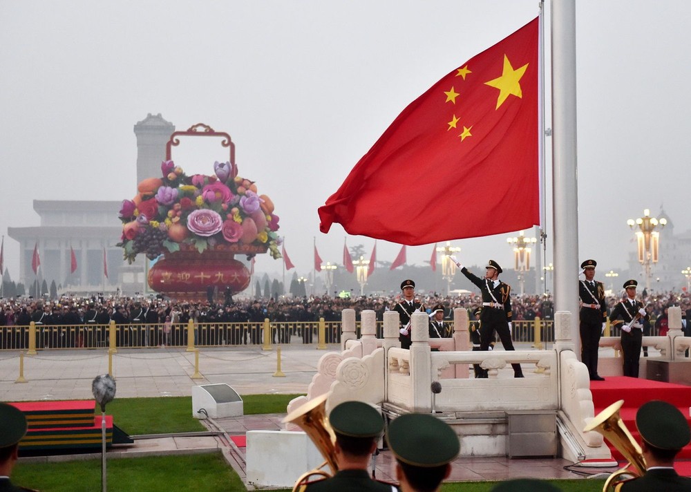 10月1日，約10萬民眾在中國天安門廣場觀看升旗儀式，慶祝新中國68週歲華誕。（圖源：新華網）