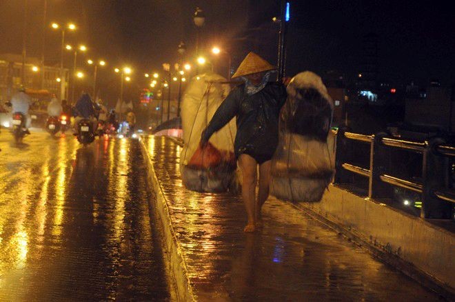 下雨時的肩挑小販