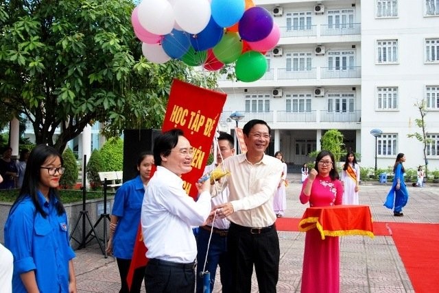 教育與培訓部長馮春迓（左二）與廣寧省領導出席發起儀式。