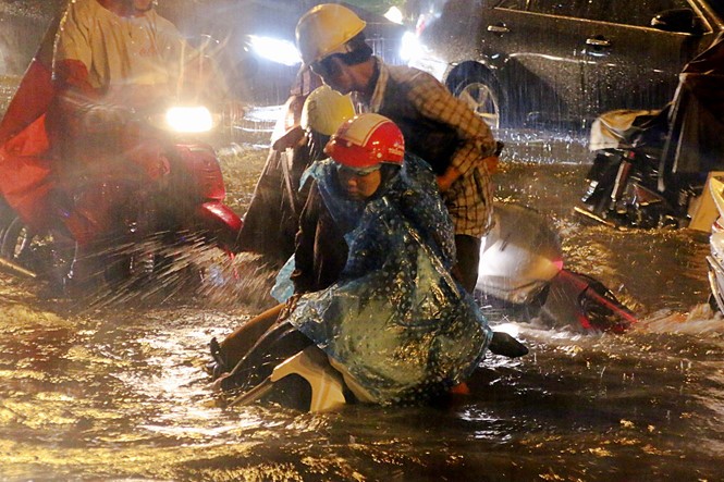 阮友景街在9月30日傍晚的強降雨後，許多摩托車被水浪沖倒在路上。