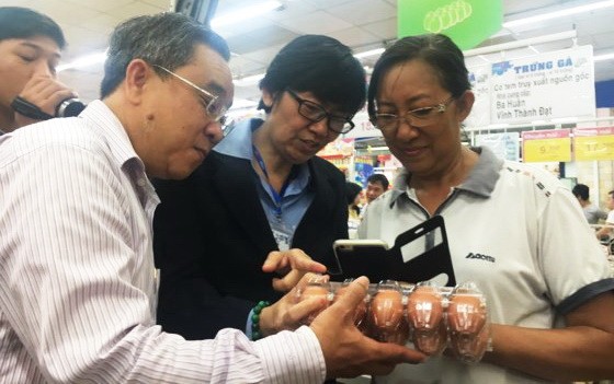 超市人員指引顧客追溯雞蛋來源。