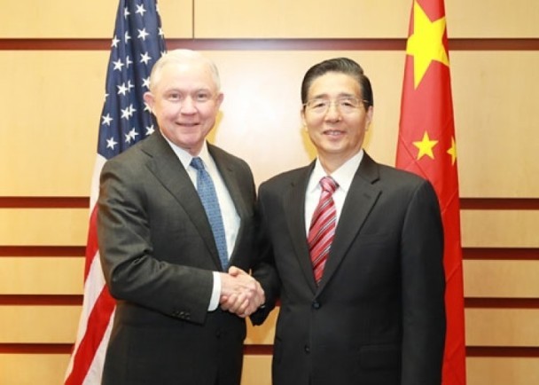郭聲琨(右)與美國司法部長塞申斯會晤前握手合照。　（圖源：互聯網）