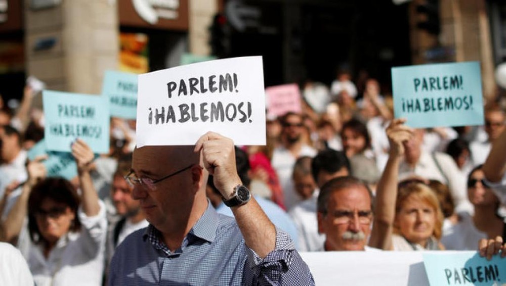 巴塞羅那民眾集會呼籲對話解決危機。（圖源：路透社）