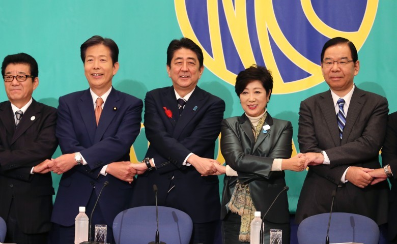 日本首相安倍晉三（中）與其他黨派的黨魁合照。（圖源：互聯網）