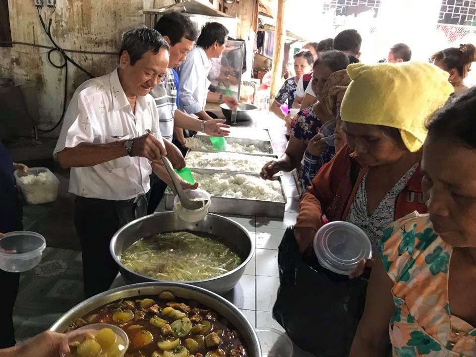 該天后宮理事會值此活動到達平陽醫院，與該院慈善飯堂一起分發飯菜給貧窮病人。
