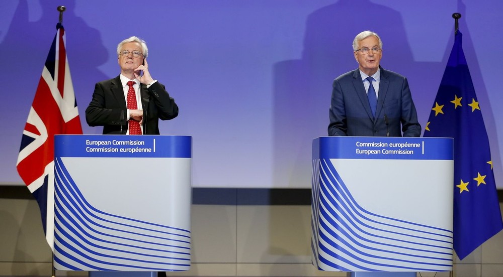 英脫歐事務大臣戴維‧戴維斯（左）與歐盟首席談判代表米歇爾‧巴尼耶出席談判後的新聞發佈會。（圖源：新華網）