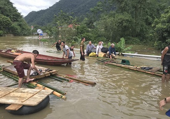 和平省梅州縣從豆鄉路段仍嚴重受淹，職能力量已使用木筏及小舟免費運送人與車輛渡過水淹區域。（圖源：交通報）