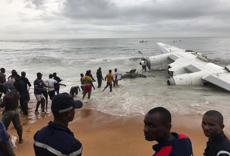 當地時間2017年10月14日，科特迪瓦阿比讓，救援人員正在對失事飛機進行救援。(圖源：路透社/Ange Aboa) 