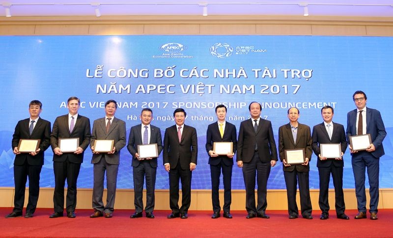 政府副總理范平明(左五)與政府辦公廳主任梅進勇(右四)向各贊助商代表頒發紀念章。（圖源：VGP/海明）