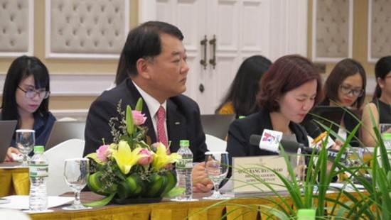 越南三星副總經理Bang Hyun Woo (前左)“外資溢出效應30週年”座談會上發表講話。（圖源：）