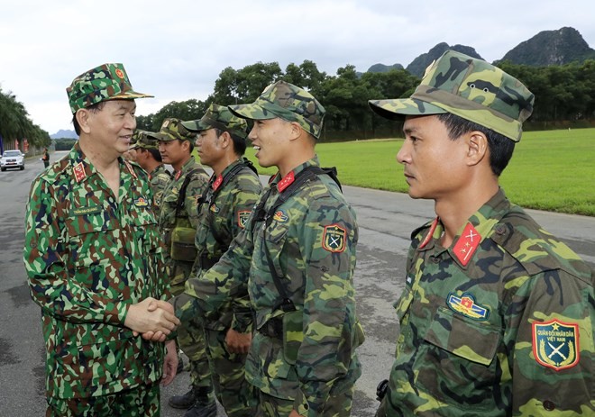 國家主席陳大光與國防部幹部交談。（圖源：越通社）