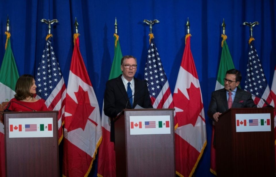 加拿大外交部長克里斯蒂婭·弗里蘭（左）、美國貿易代表羅伯特·萊特希澤（中）和墨西哥經濟部長伊爾德方索·瓜哈爾多17日在華盛頓出席新聞發佈會。（圖源：AFP）